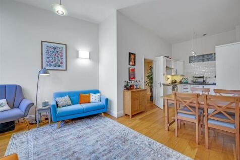 81300 VM NHH 16 SHORTCROFT MEAD COURT NW10 1BF_944