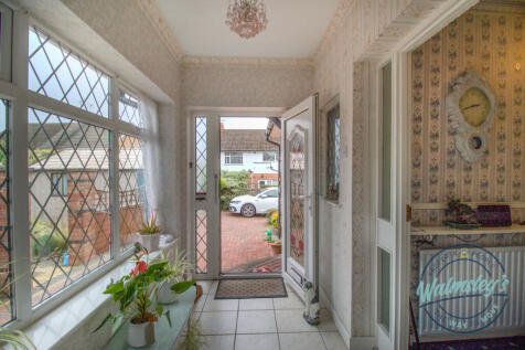 Porch to front driveay &amp; entrance