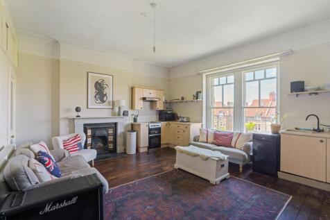 8 bed, 2 bath Semi-Detached in Bristol - Photo 5