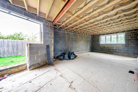 The Toppers, Bridge Road, Stoke Bruerne