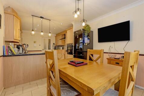 Kitchen/ Dining Room