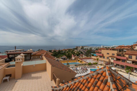 Exclusive penthouse with large terraces and panoramic views in El Duque, Costa Adeje