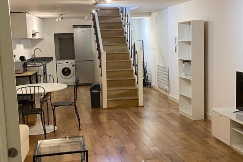 This furnished 1-bedroom flat offers a modern living space with a well-equipped kitchen, including a fridge freezer and oven/hob. The property features a reception area, a bathroom, and benefits from