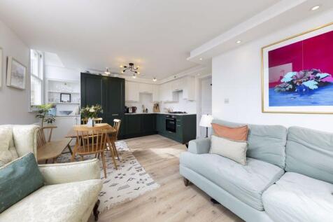 A light and airy second floor flat with generous wide reception that accommodates kitchen and dining open plan. The flat is beautifully presented with smart refitted kitchen and luxury bathroom - lime