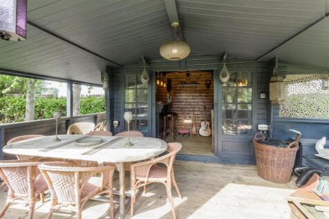 1 Knowle Hill, Hurley