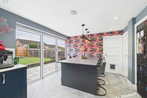 CAM03218G0-PR0806-STILL014-thumbnail-h750-70