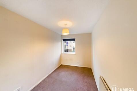 We are delighted to offer this UNFURNISHED 2 bed ground floor flat in Canonmills in quiet modern development at East End of Edinburgh with private residential car park. Available 14/09/2026.