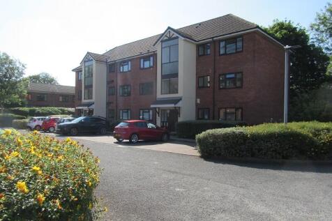 Spacious 3 Bedroom flat close to local amenities & public transport. Within walking distance to Hullard Park & Seymour Park. 3 Double bedroom, Study/ Office, separate fitted Kitchen, Bathroom & Balcon
