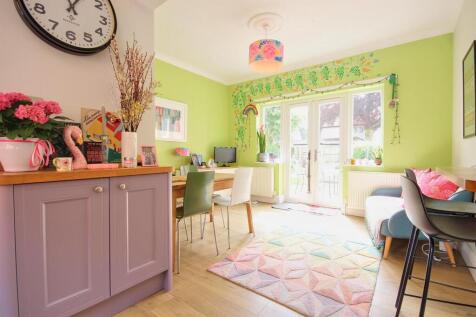 COMBINED KITCHEN, DINING AND DAY ROOM