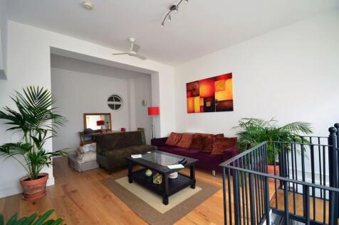 ZERO DEPOSIT AVAILABLE. LONG LET. A fantastic studio flat arranged over two floors, boasting recently refurbished interiors and a convenient setting moments from Upper Street.