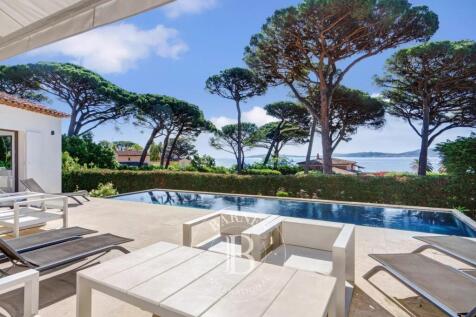 VILLA IN FRONT OF SAINT-TROPEZ