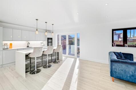 Open-plan kitchen/dining/living room