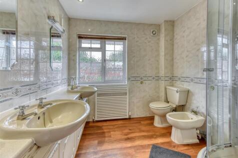 1 Saxon Court-bed1 ensuite.jpg