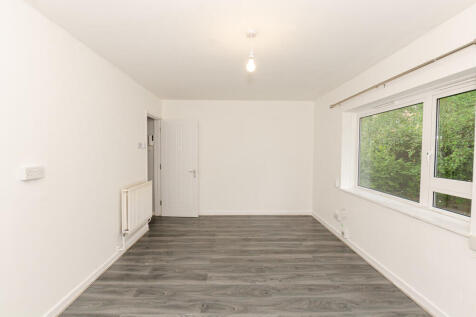 Recently renovated studio apartment available now in a prime Central London location between Euston Station and Warren Street Station. Ideal for city living, this bright and well-positioned home offer