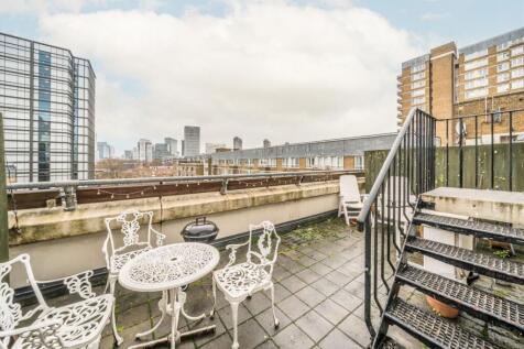 A rare opportunity to rent a two-bedroom duplex apartment, featuring two equally sized bedrooms with ample storage and a spacious private roof terrace accessible from the living room. Perfect for summ