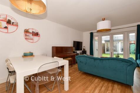 Lounge/Dining Room.