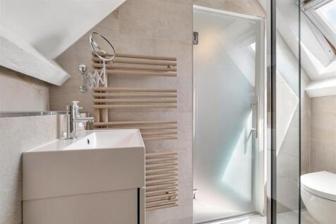 EN-SUITE SHOWER ROOM