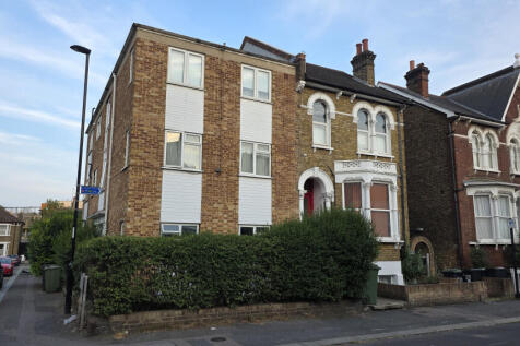 This well-presented two-bedroom ground floor maisonette has been newly refurbished throughout and is ready to move into from 20th August.
