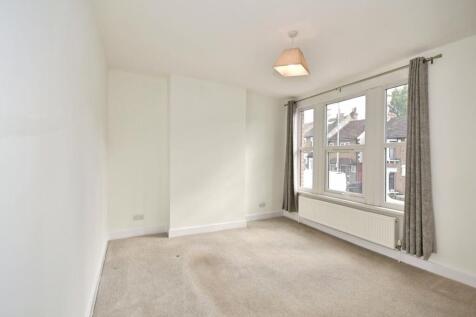 Nestled on the charming Winchester Road in Chingford, this delightful flat offers a perfect blend of comfort and convenience. Spanning an inviting 527 square feet, the property features a well-proport