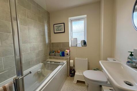 35 Parkstone Family Bathroom.jpg