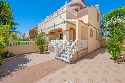 La Zenia 3 bed semi detached with two communal pools 100m from Boulevard