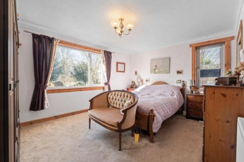 3 bed, 2 bath Detached Bungalow in Leeds - Photo 9