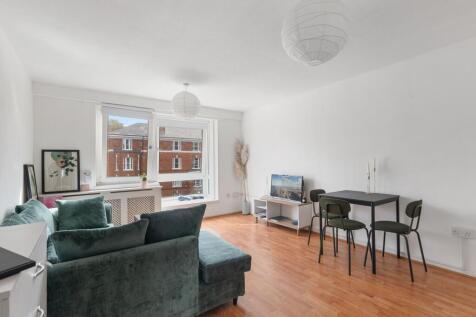 Spacious one bedroom apartment located in this quiet residential street set back from popular amenities of Highbury Barn.