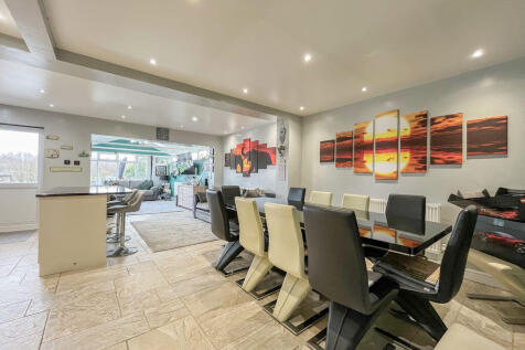 KITCHEN/LIVING AREA