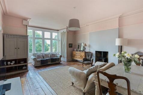 8 bed, 2 bath Semi-Detached in Bristol - Photo 4