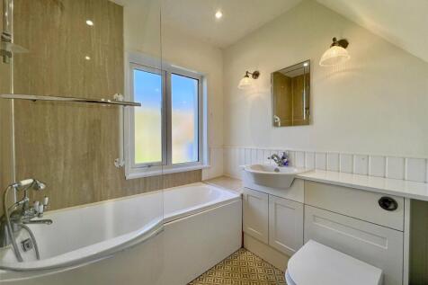 4 bed, 2 bath Detached in Liverpool - Photo 10
