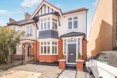 High-Spec Rooms to Rent | Available Now Discover stylish and secure living in this modern shared property, offering high-spec rooms with biometric locks for added convenience and peace of mind.