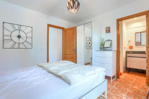 Bedroom 2 with en su