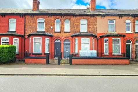 THREEDOUBLE BEDROOM TERRACED HOME | TWO RECEPTION ROOMS | FITTED KITCHEN | FAMILY BATHROOM | GAS CENTRAL HEATING | DOUBLE GLAZING | REAR YARD | PRIME LONGSIGHT LOCATION | WALKING DISTANCE TO CURRY MIL