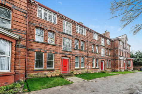 ** Zero Deposit Guarantee Available **
Available now is this beautifully presented three-bedroom ground floor apartment, ideally situated in a quiet yet highly sought-after area of Waterloo. Finished