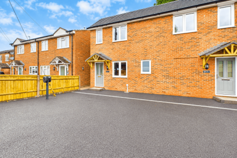 1 bed flat to rent Henley Wood Road, Earley RG6
