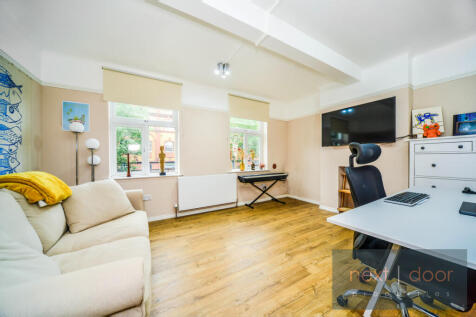 Camberwell New Road - SE5. Next Door Properties are delighted to present this bright and spacious maisonette-style one-bedroom apartment to the lettings market. Set within a well-maintained building a