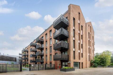 A stunning three double bedroom apartment in the brand new Lock No19 Fish Island development. This ground floor property has equally sized bedrooms, floor to ceiling windows and a private patio terrac