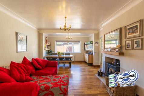 OPEN PLAN DINING ROOM / FAMILY ROOM
