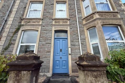 House + Co Property are delighted to present this cosy and well-presented one-bedroom first floor flat, ideal for a single professional or couple. Situated in a great location on Church Road, with its