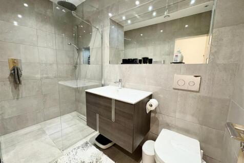 6. ensuite.jpg