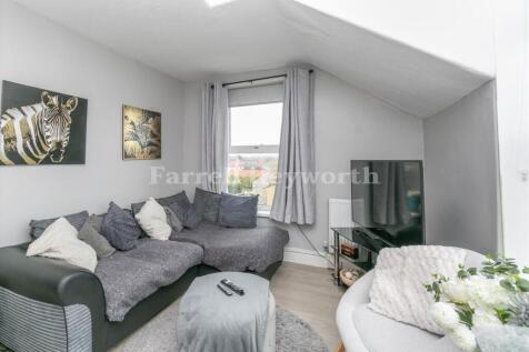 Top floor flat recep