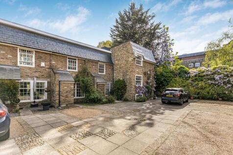 A two double bedroom house is ideally situated within a secure gated mews. Arranged over two floors with a private garden. Available for a Short Let this property would be ideal for a professional cou