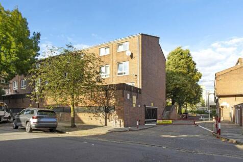 A spacious and well presented split level four double bedroom apartment with private terrace, kitchen diner and two bathrooms close to the tube.