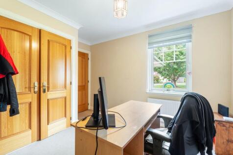 4 bed, 3 bath Detached in Leeds - Photo 10