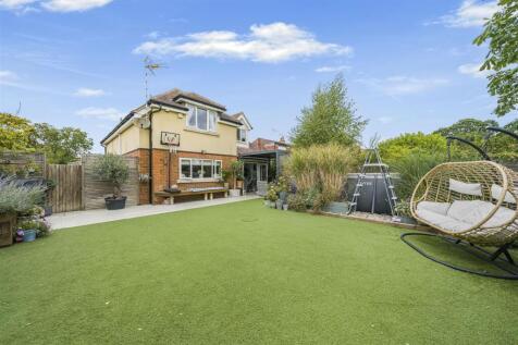 Oak Cottage, 14a Meadow Way, Maidenhead, SL6 2PE21