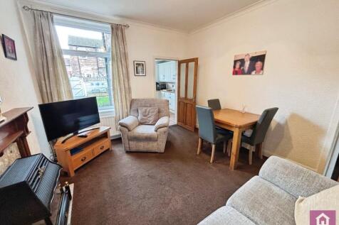 3 bed, 1 bath End of Terrace in Manchester - Photo 4
