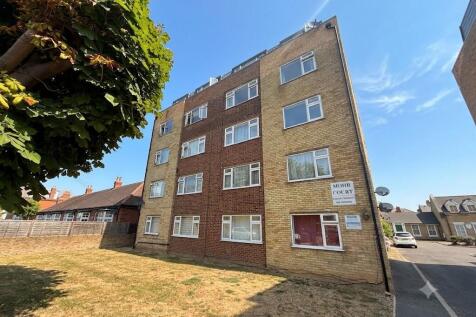 Bright 2nd-floor 1-bed, 1-bath flat on Nightingale Road, N22. Steps from Bounds Green tube and Wood Green's shops and cafés. Parking space available to purchase within complex, or permit parking nearb
