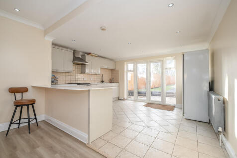 4 bed, 2 bath Semi-Detached in leeds - Photo 5