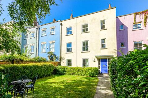 A high standard throughout including a modern bathroom and kitchen, and decorated tastefully in contemporary colours, comes this superb apartment boasting off-street parking and in a coveted location.
