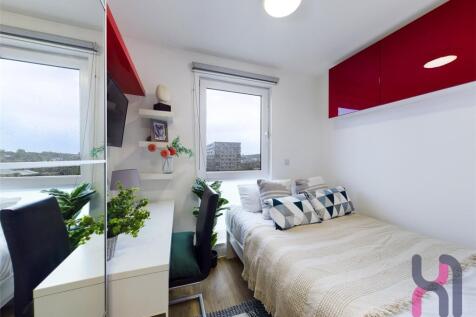 BOOK YOUR ROOM NOW FOR THE 2025/26 ACADEMIC YEAR! Spacious double bedroom with en suite in a fully furnished flat, bills included and access to an onsite gym!